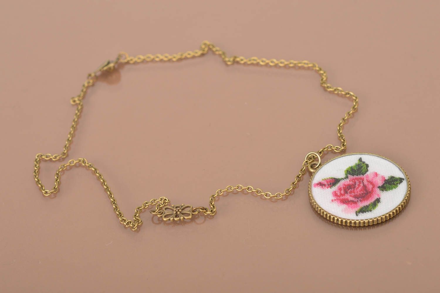 Pendentif blanc avec fleur rose Bijou fait main rond brodé original Cadeau femme photo 2