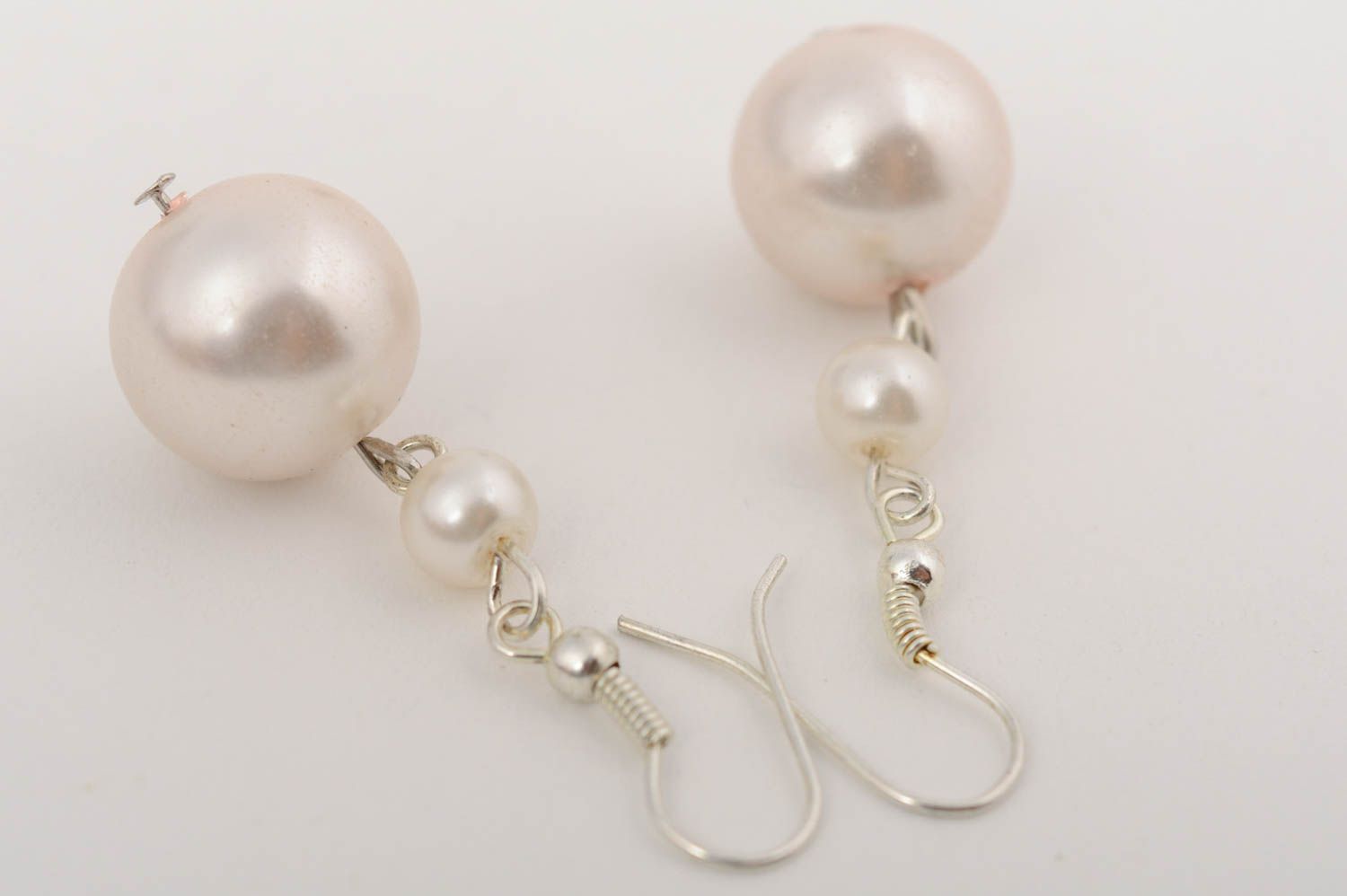 Petites boucles d'oreilles avec perles en céramique faites main blanches photo 2