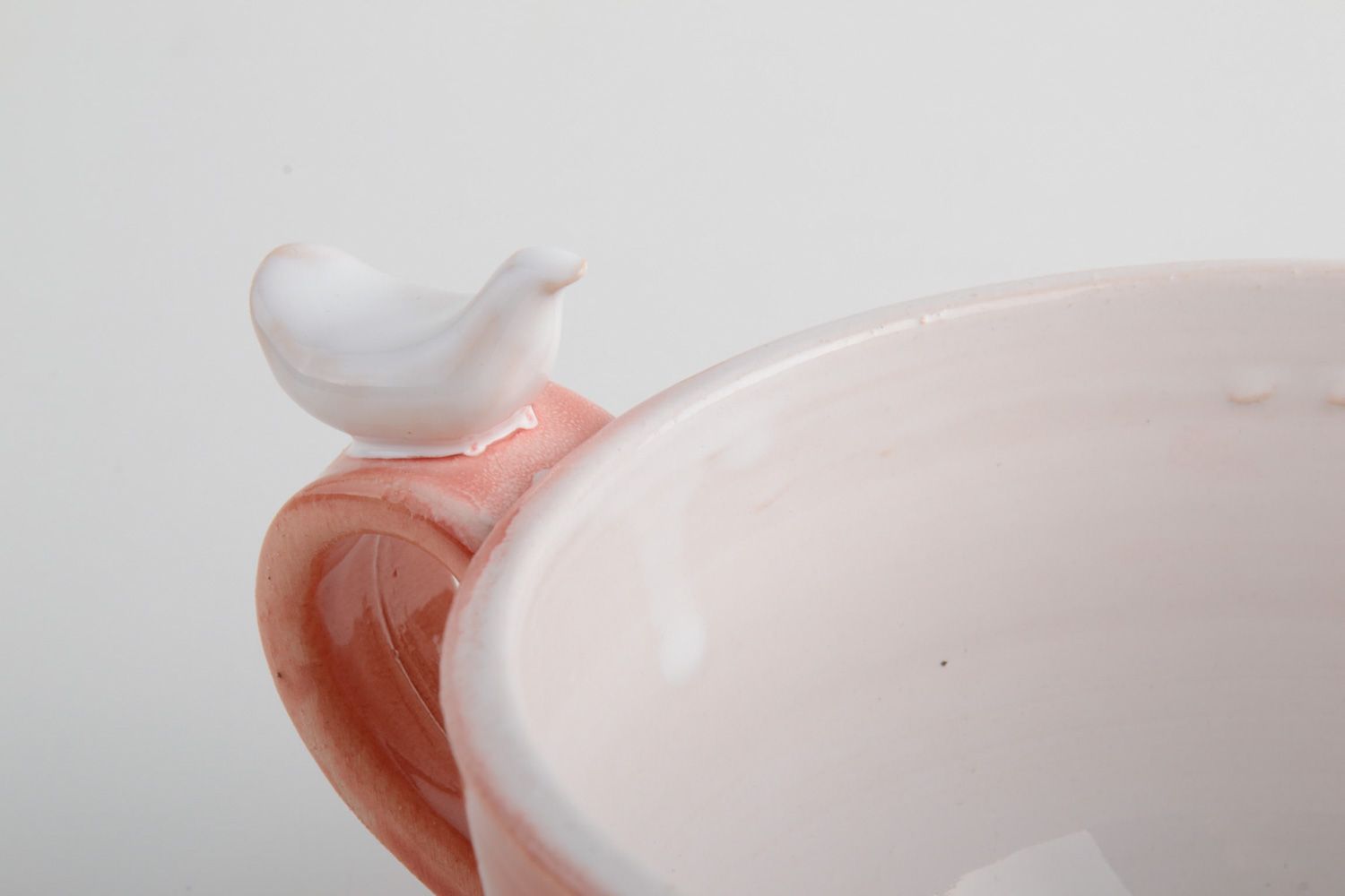 Керамическая чашка расписанная эмалью и покрытая глазурью розовая фото 3