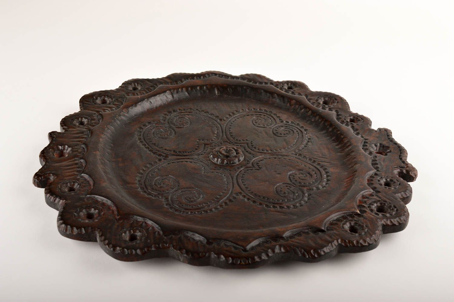 Plato de madera hecho a mano decoración de boba vajilla decorativa con ornamento foto 2