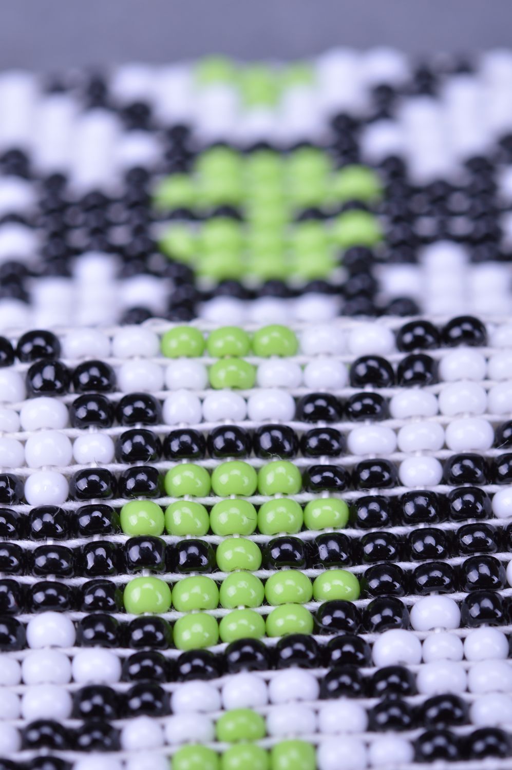 Комплект украшений из чешского бисера браслет и колье ручной работы белое с зеленым фото 4