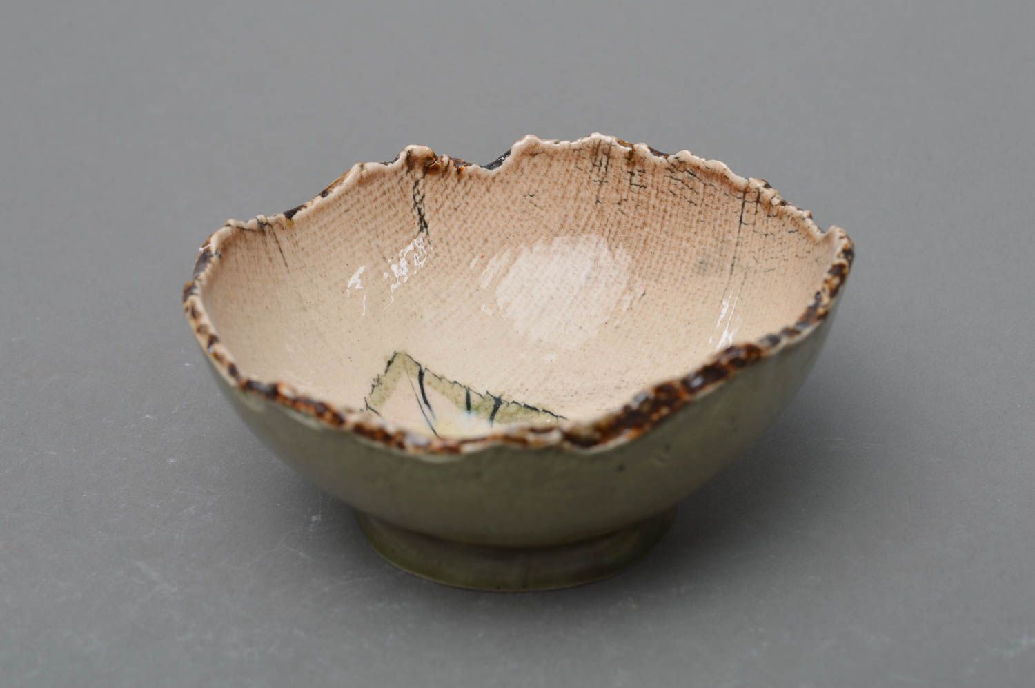 Petit bol à salade fait main rond original en porcelaine peint de glaçure photo 1