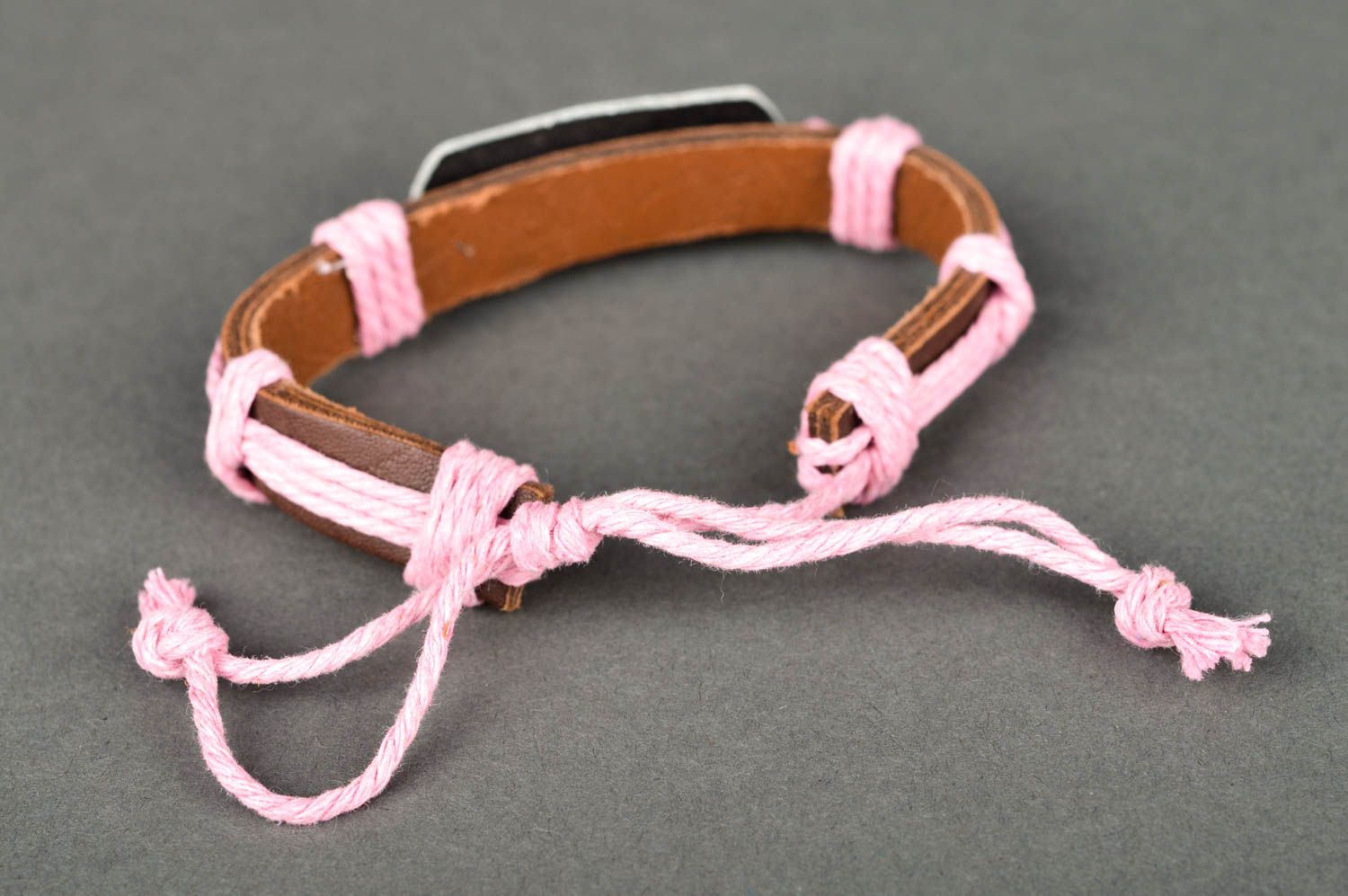 Широкий кожаный браслет ручной работы украшение из кожи браслет на руку розовый фото 5