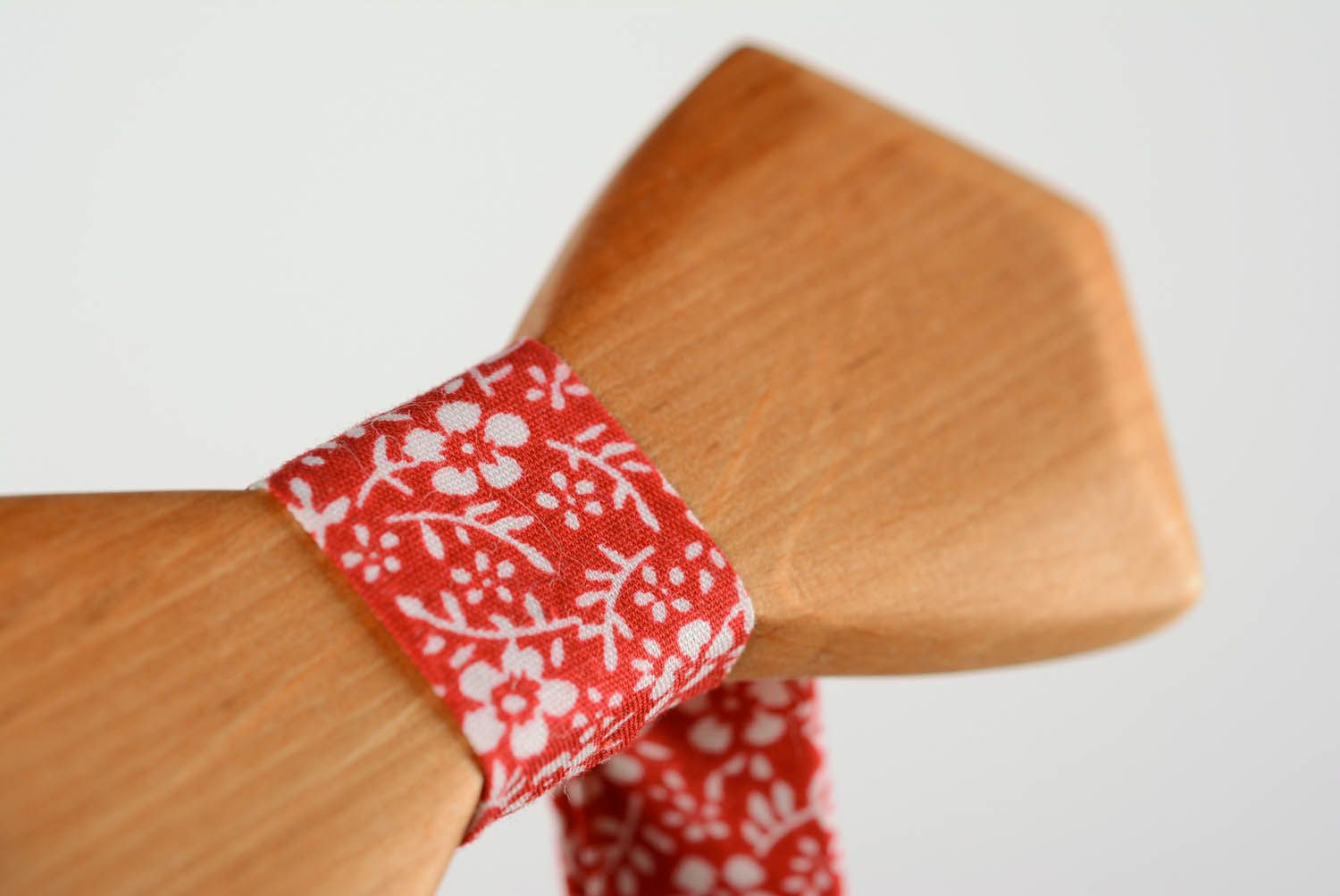 Деревянный галстук-бабочка Красный в цветах фото 4