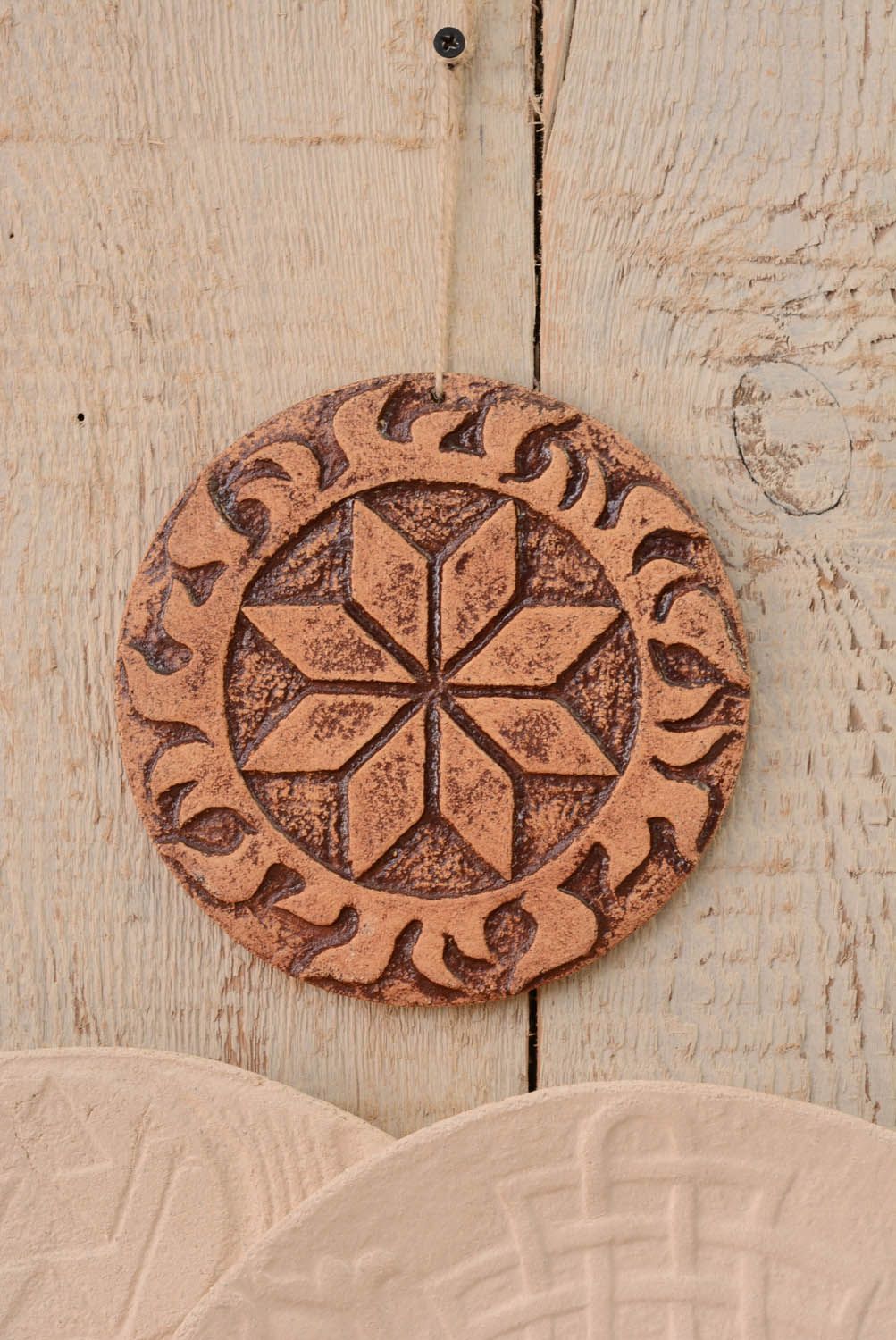 Prato de argila feito à mão pingente de parede para decoração do interior em estilo étnico Alatyr masculino foto 3