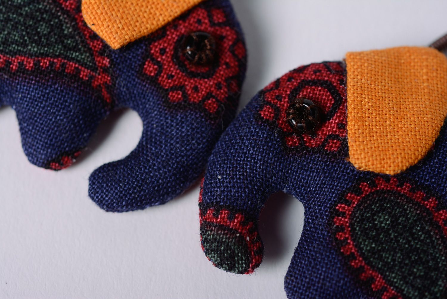 Boucles d'oreilles éléphants en lin et coton faites main originales design photo 2