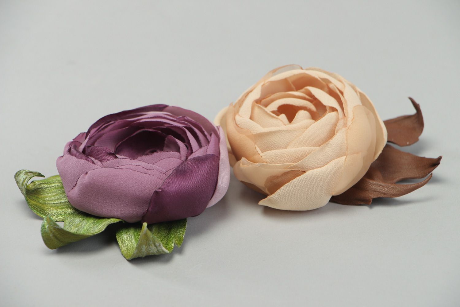 Conjunto de broches de tela artesanal de mujer con forma de flores con hojas de cuero de color lila y crema 2 piezas foto 2