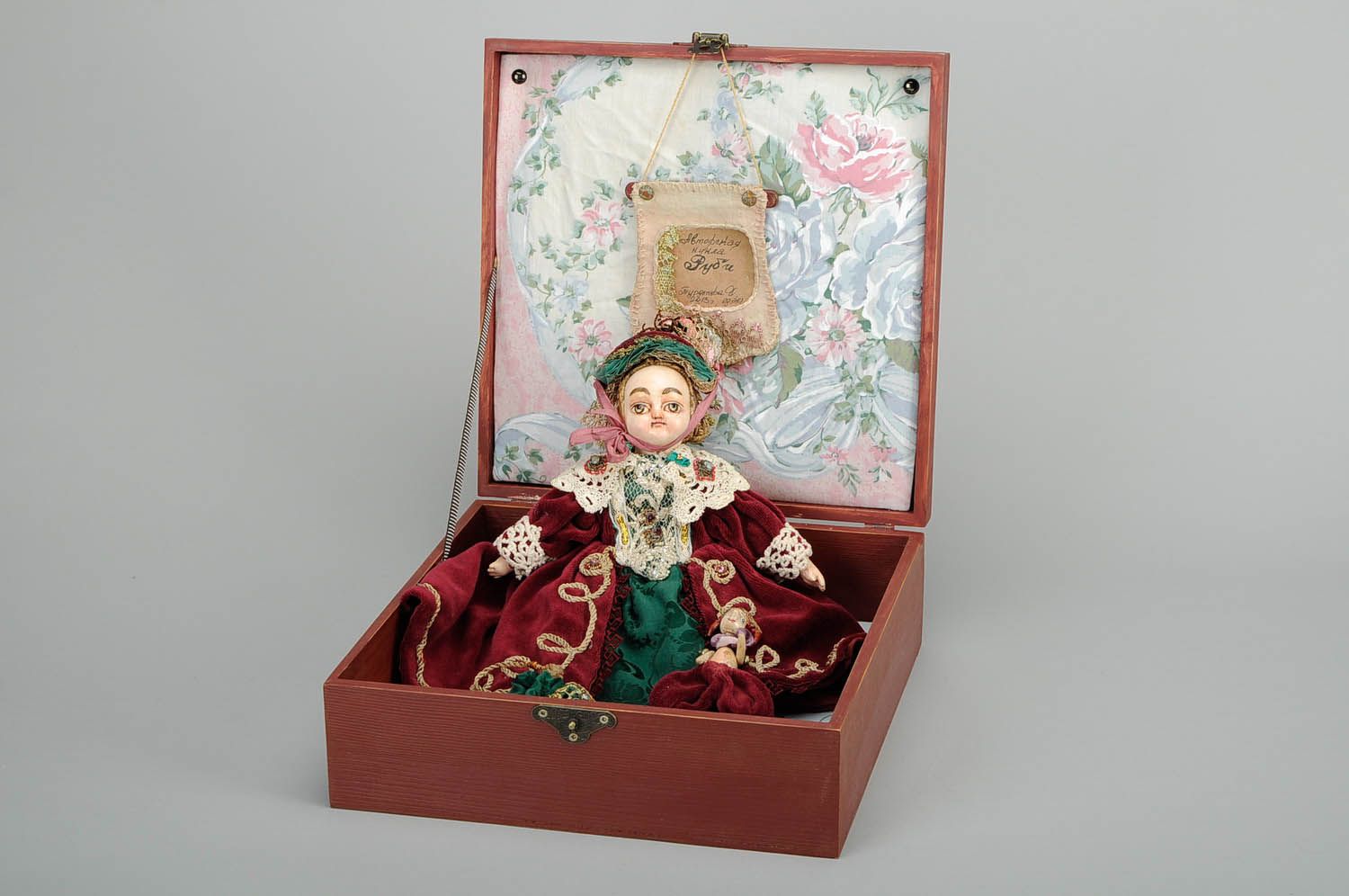 Muñeca de autor en caja de madera Rubi foto 3