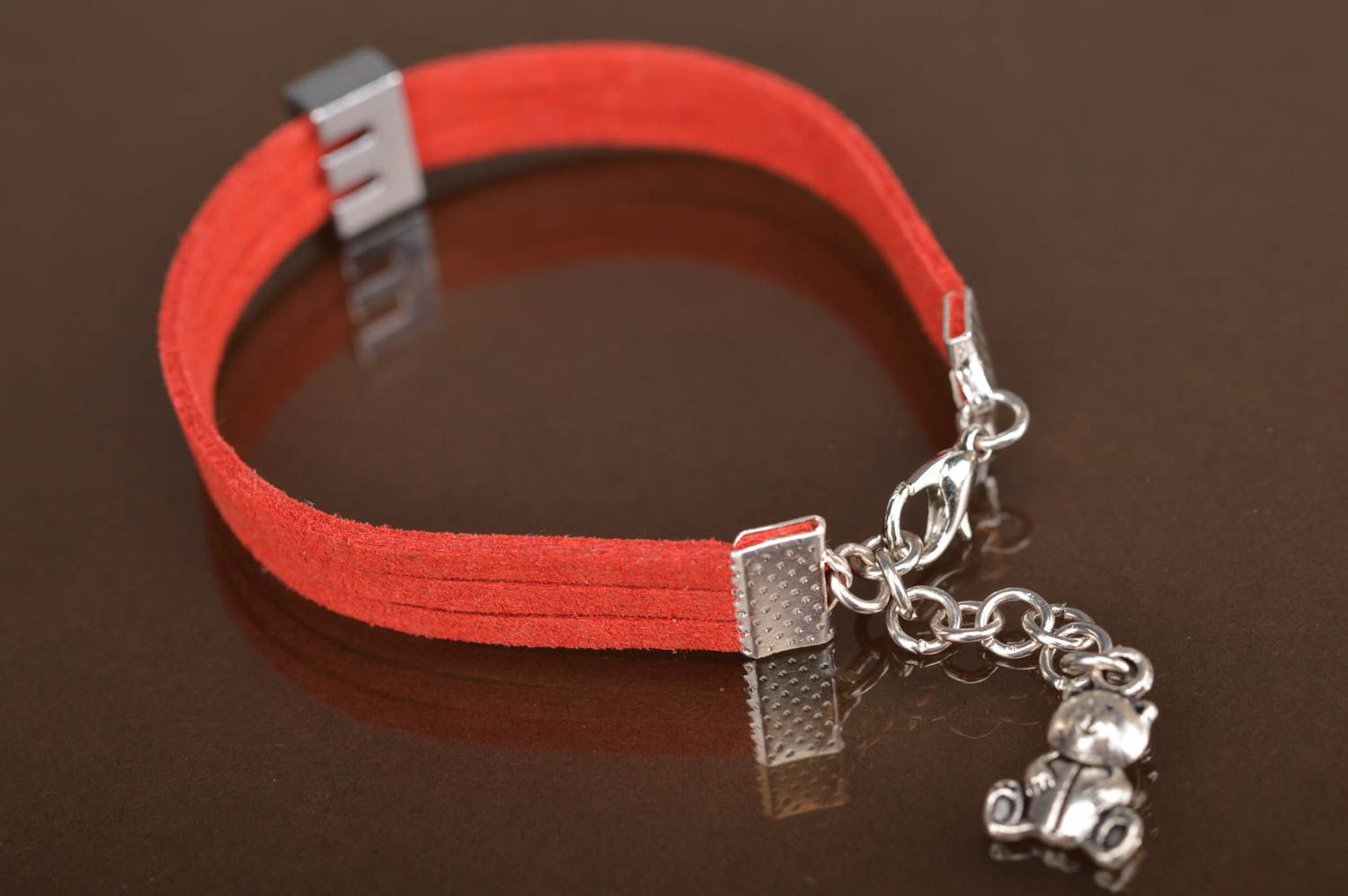 Pulseara trenzada de cordones de gamuza con letra E artesanal original roja foto 5