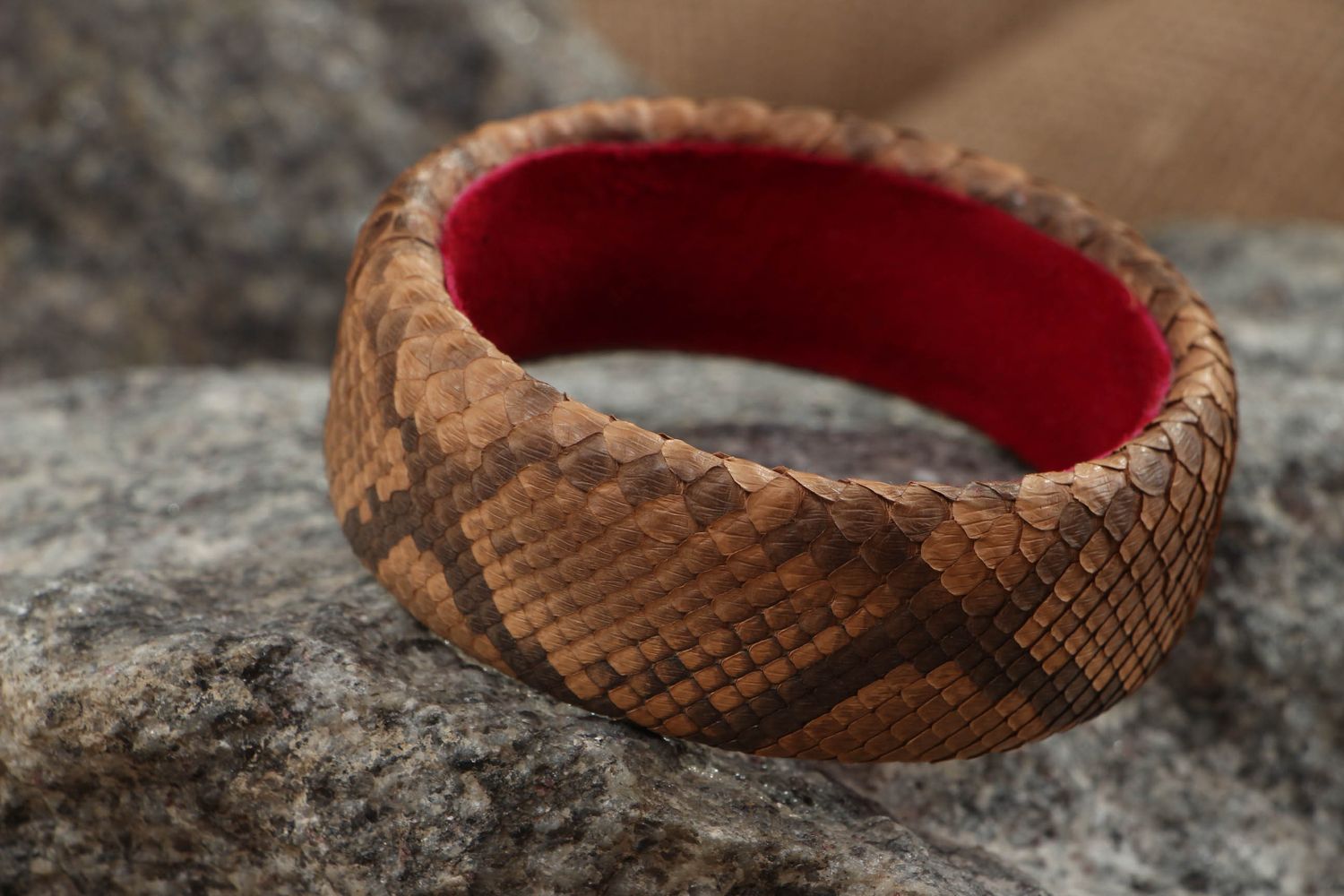 Handgemachtes Armband aus Pythonleder mit rotem Wildleder foto 4