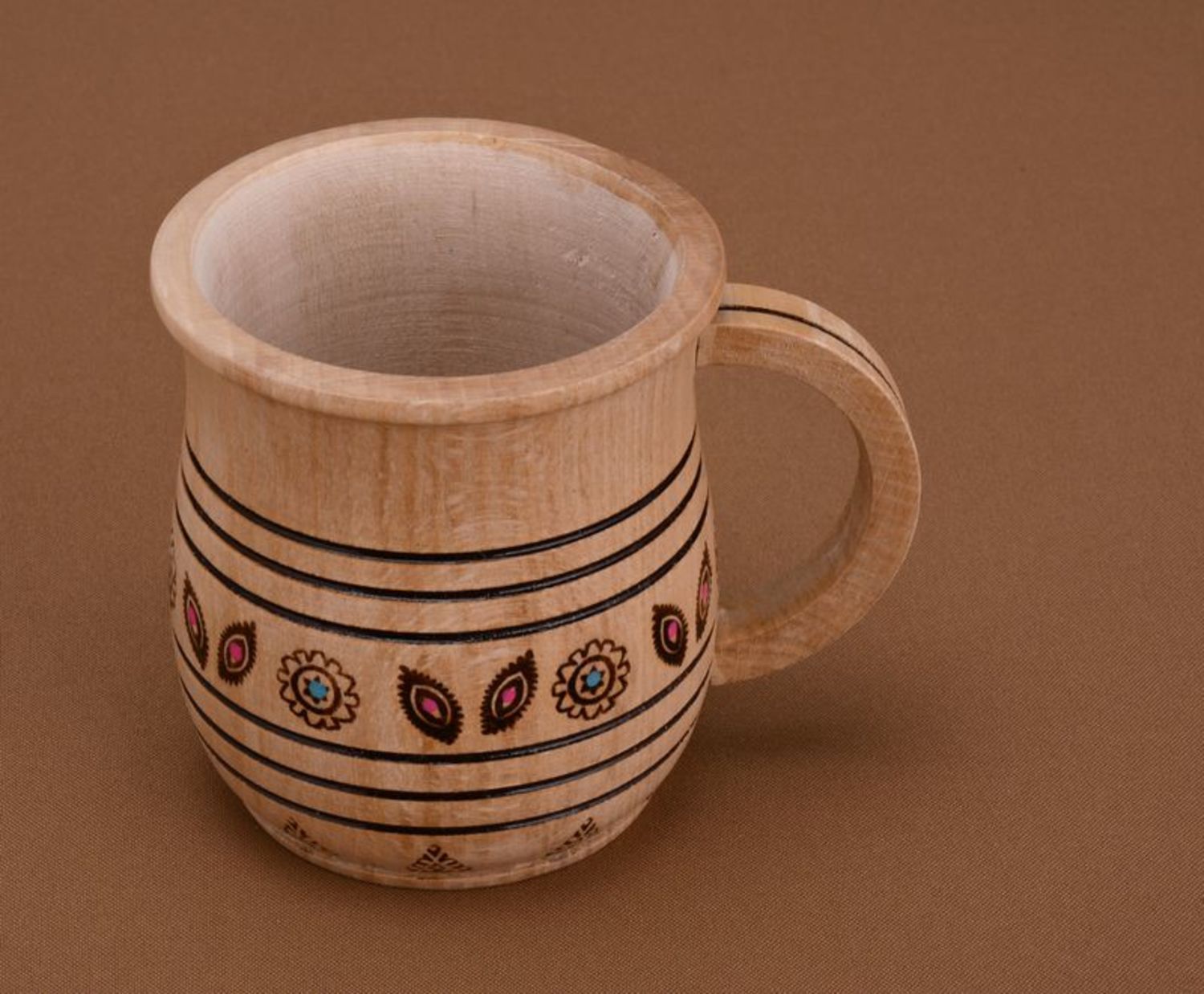 Dekorative Tasse aus Holz foto 5
