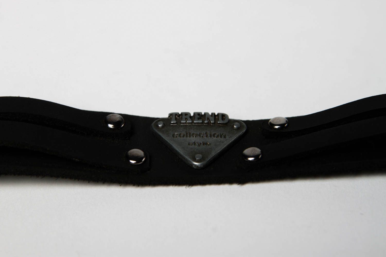 Браслет с заклепками черный браслет ручной работы браслет из кожи неоыбчный фото 4