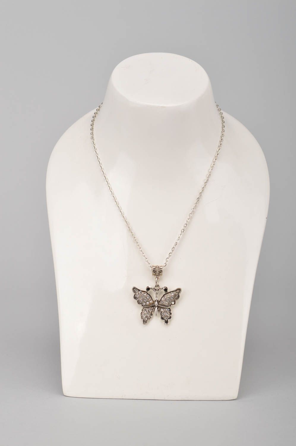 Pendentif papillon Bijou fait main en métal avec chaîne design Accessoire femme photo 2