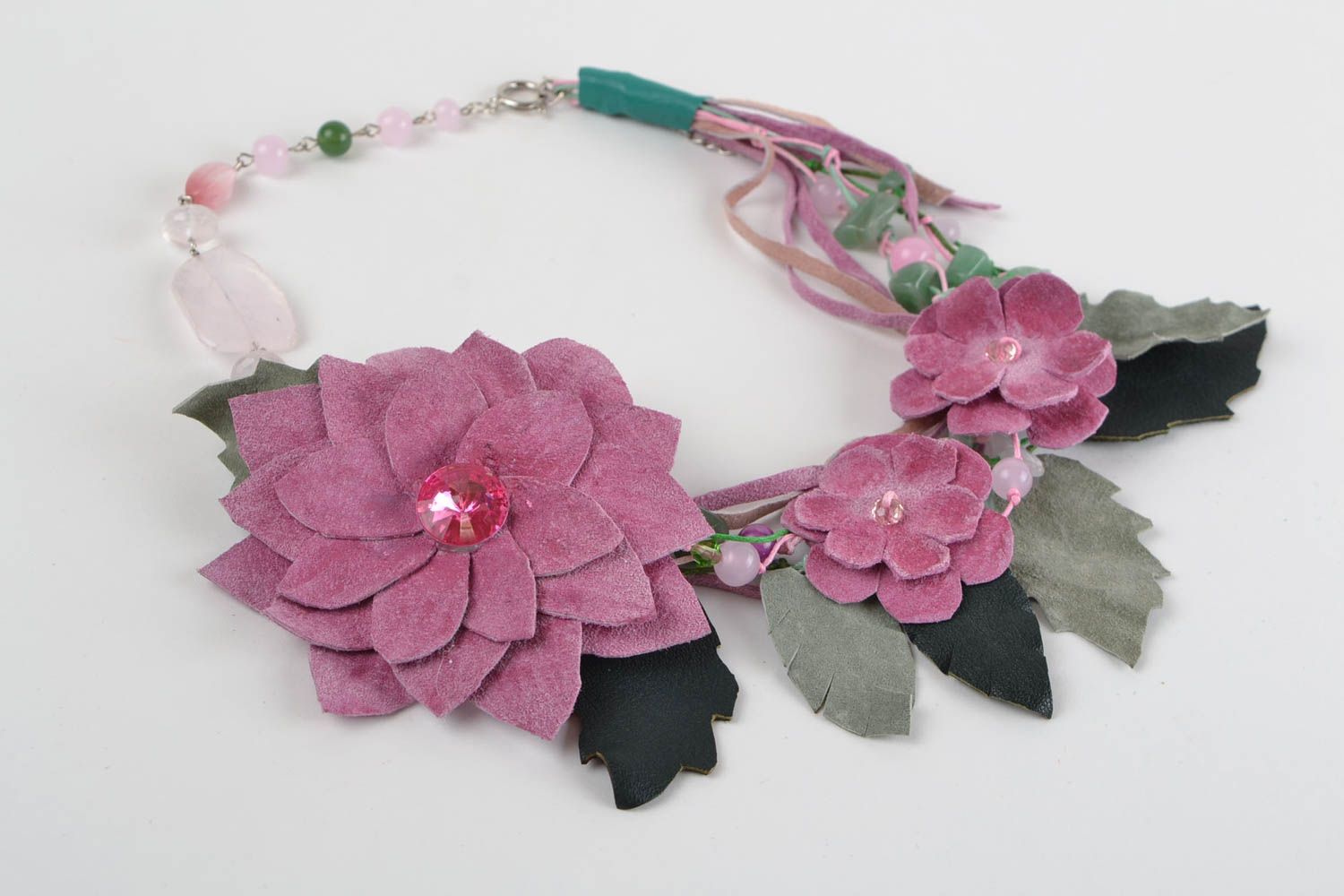 Collier en cuir naturel et pierres fait main avec fleurs volumineux rose photo 2