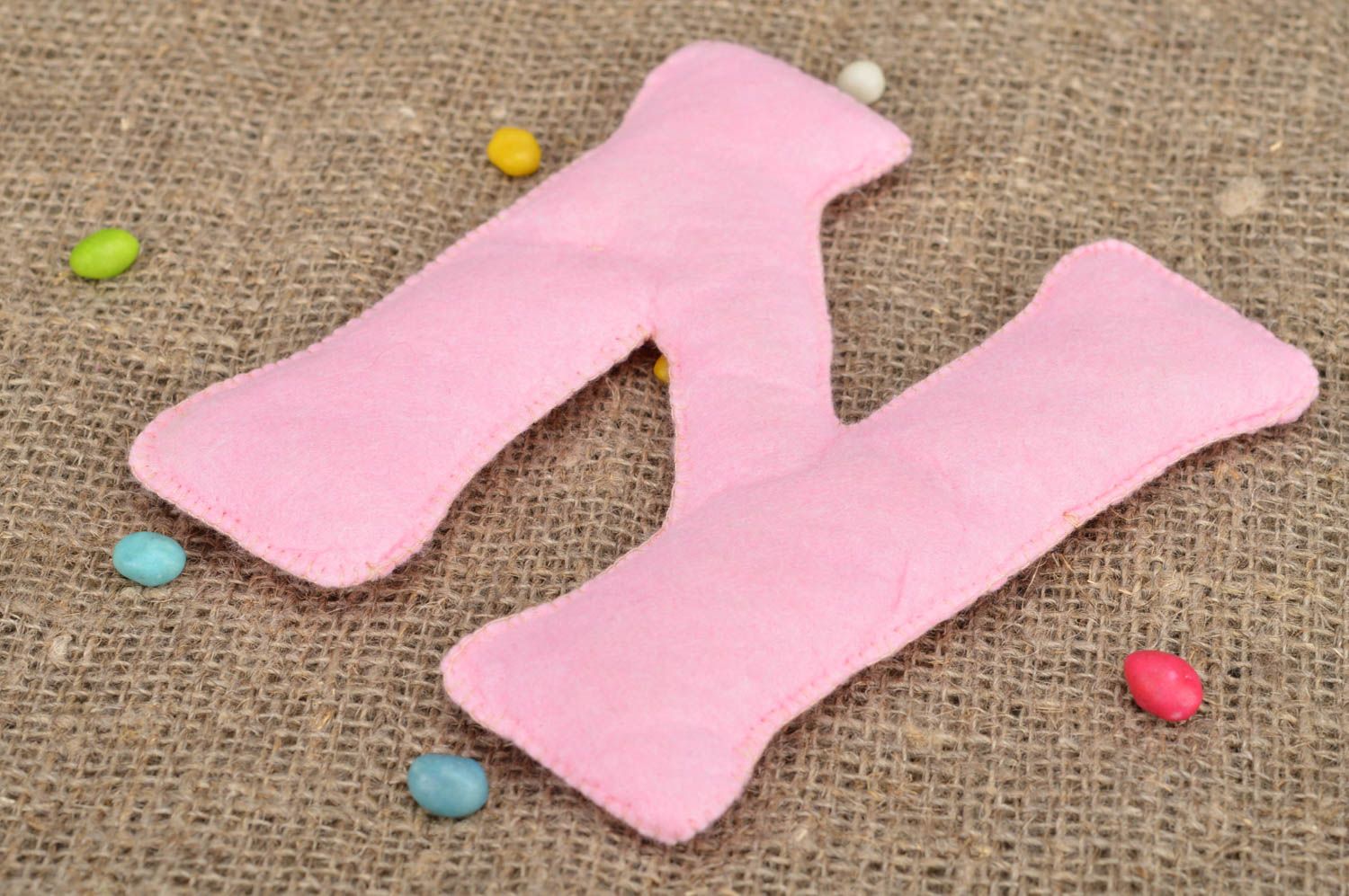 Lustiges weiches rosafarbiges handgemachtes Lernspielzeug aus Filz Buchstabe N foto 1