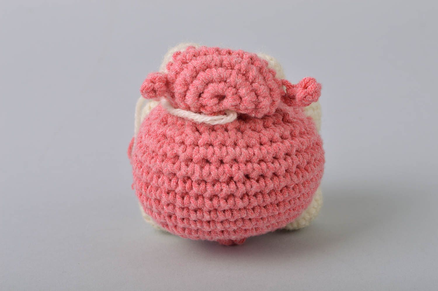 Jouet à suspendre petit Mouton rose tricoté au crochet beau original fait main photo 4