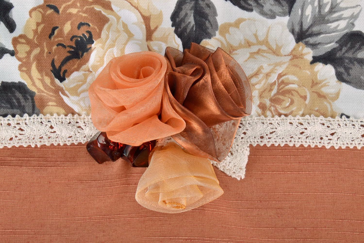 Taie d'oreiller faite main du coton, décorée de fleurs textiles et de dentelles photo 2
