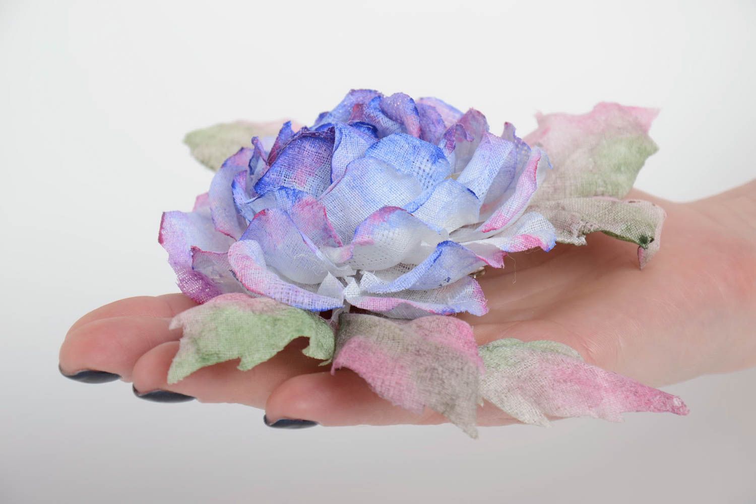 Брошь-заколка из ткани ручной работы авторского дизайна в виде голубого цветка фото 4