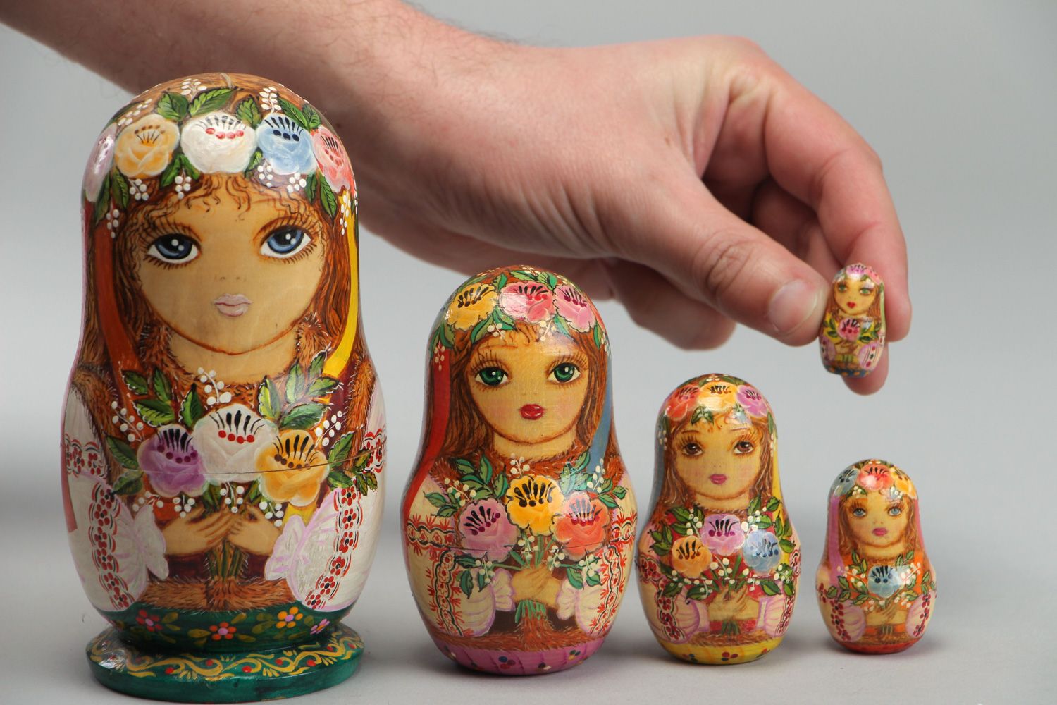 Handgemachte Matroschka aus Holz mit Bemalung zusammengesetzt aus 5 Puppen foto 4