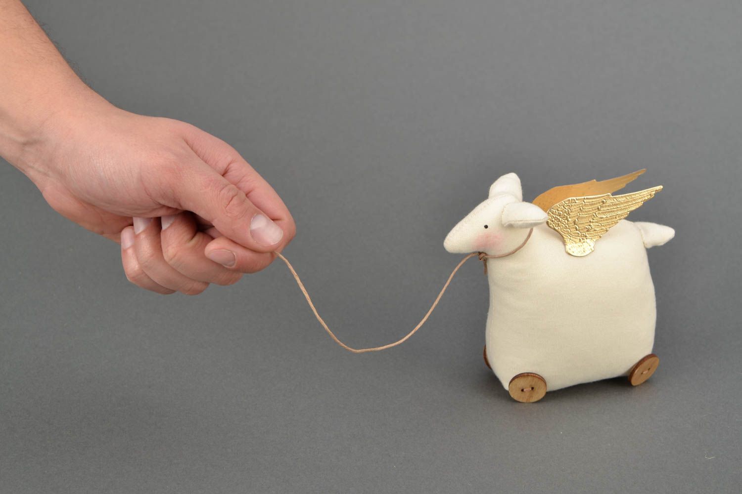 Jouet décoratif en tissu de coton fait main Mouton avec des ailles couleur or photo 2