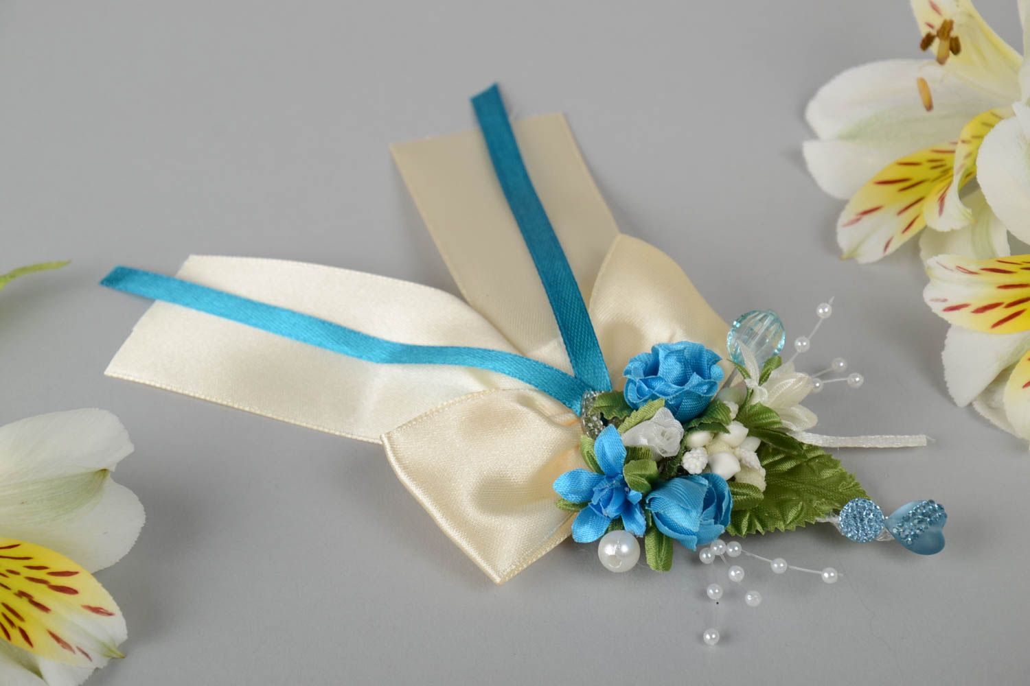 Hochzeit Boutonniere mit Blumen weiß blau aus Atlasbändern schön handmade foto 1