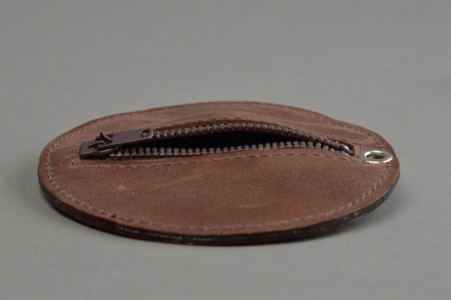 Кожаный чехол для наушников круглый коричневый на молнии ручной работы фото 9