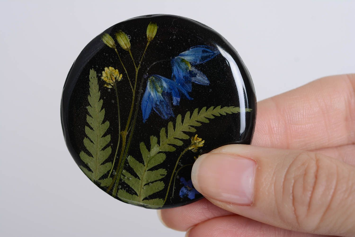 Stilvolle schwarze runde Brosche mit Blumen Epoxidharz künstlerische Handarbeit foto 4
