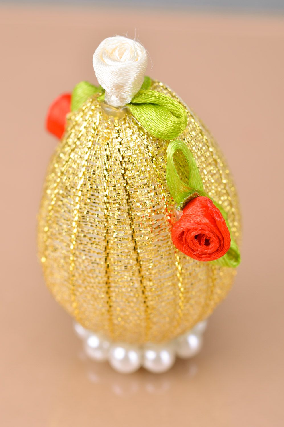 Пасхальное яйцо декоративное оплетенное лентами золотистое ручной работы фото 5