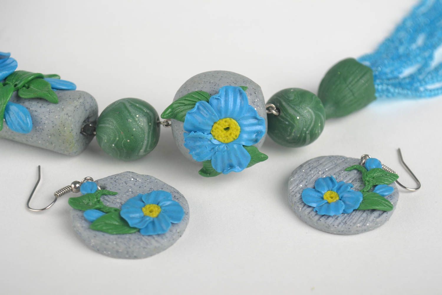 Conjunto de bisutería hecha a mano de collar y pendientes con flores de arcilla  foto 3
