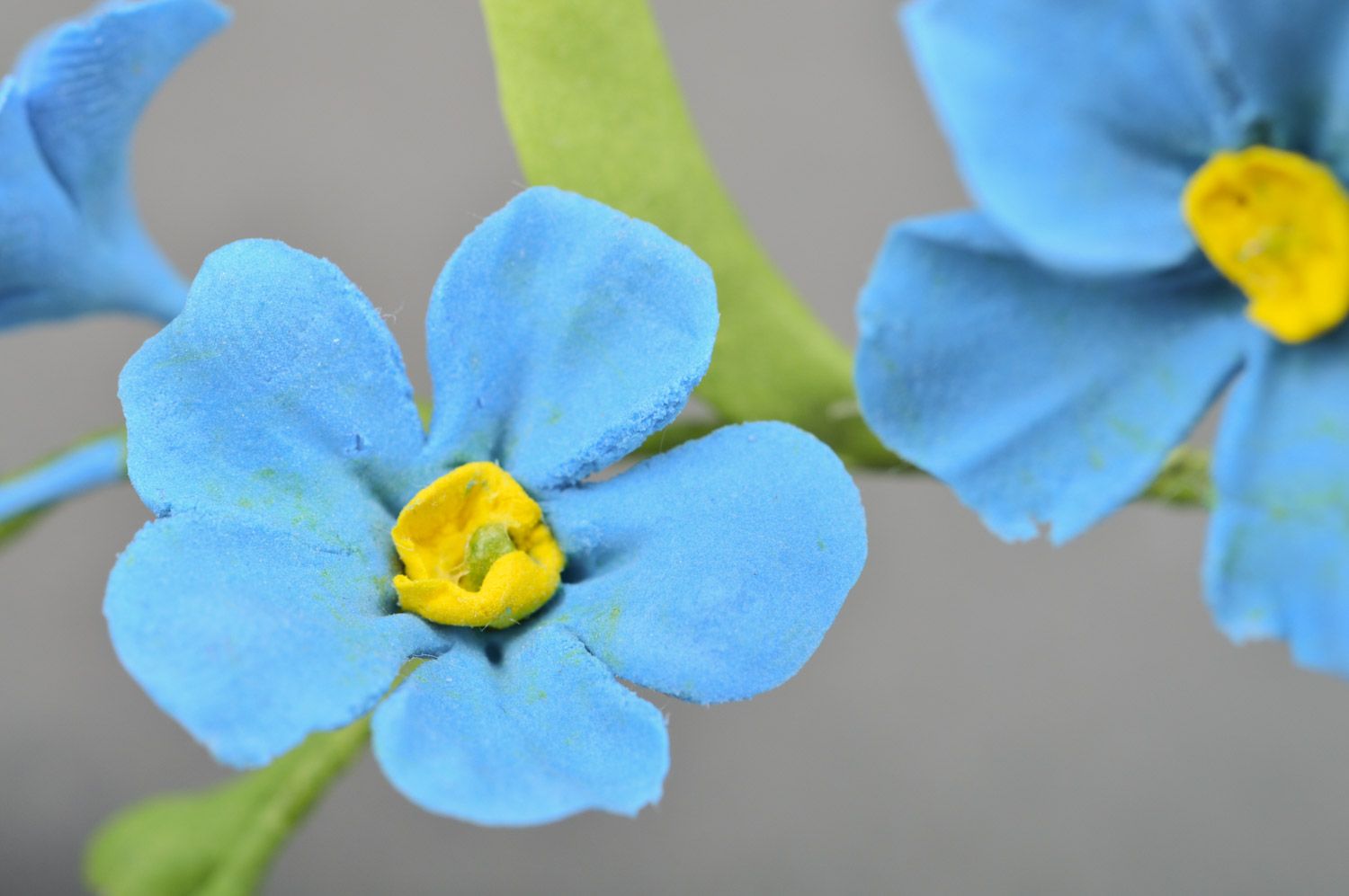 Schöne blaue handgemachte Blume am Ast aus Polymerton für Zimmer Dekoration  foto 5