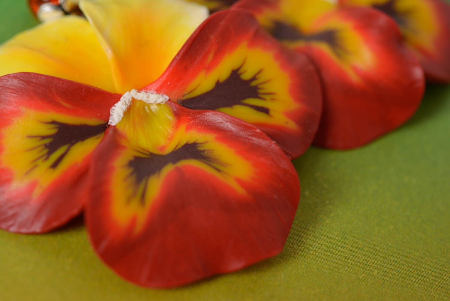 Belles boucles d'oreilles fleurs en pâte polymère faites main originales photo 5