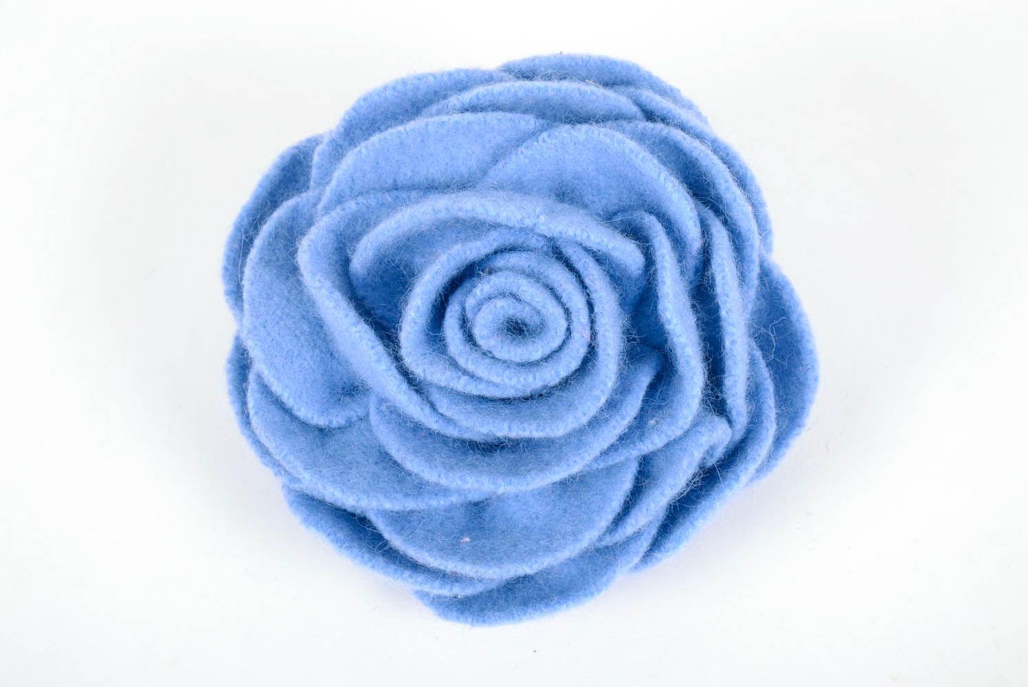 Broche artisanale en laine La rose bleue photo 2