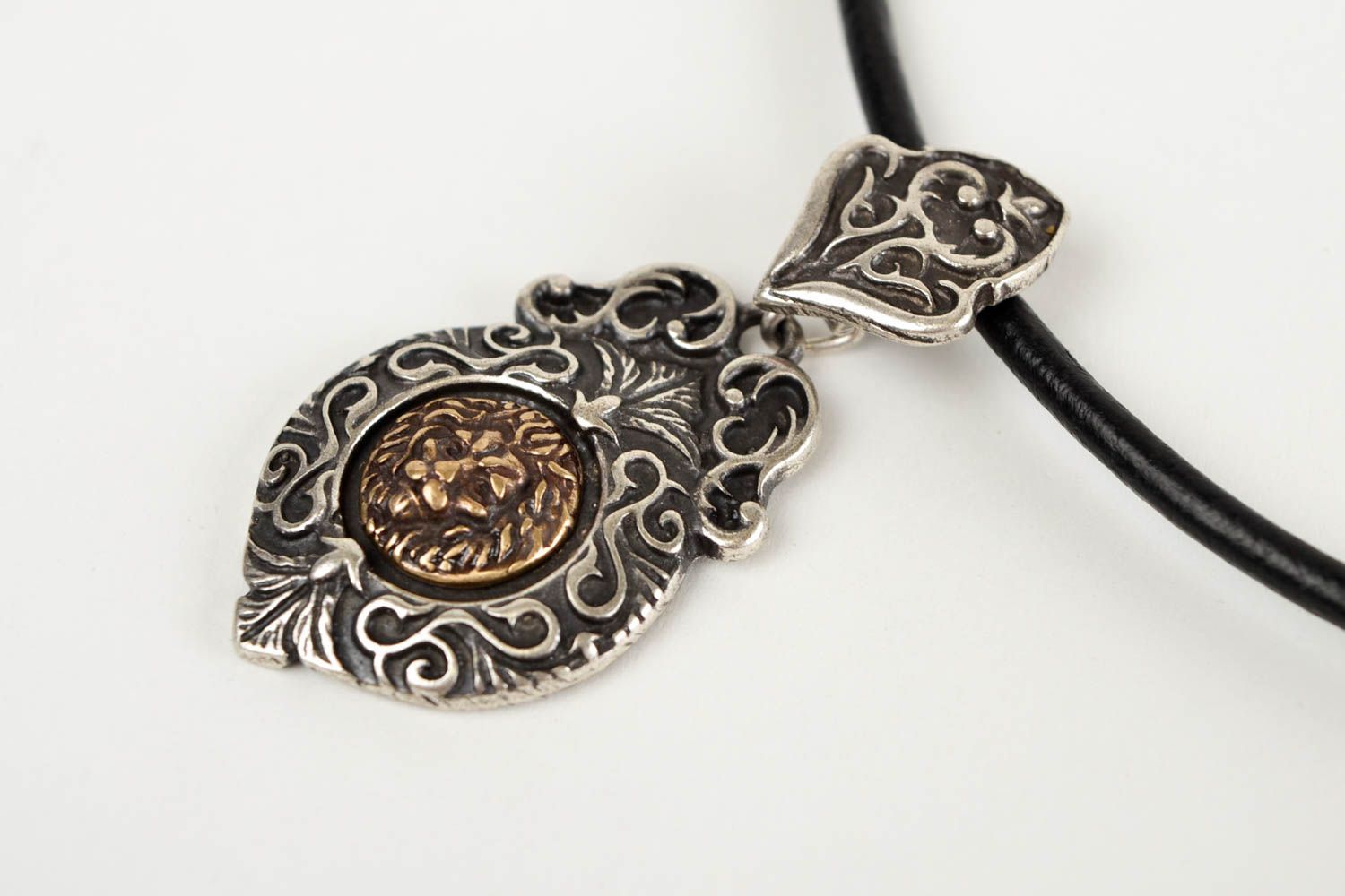 Stylish handmade metal pendant unisex neck pendant beautiful jewellery photo 3
