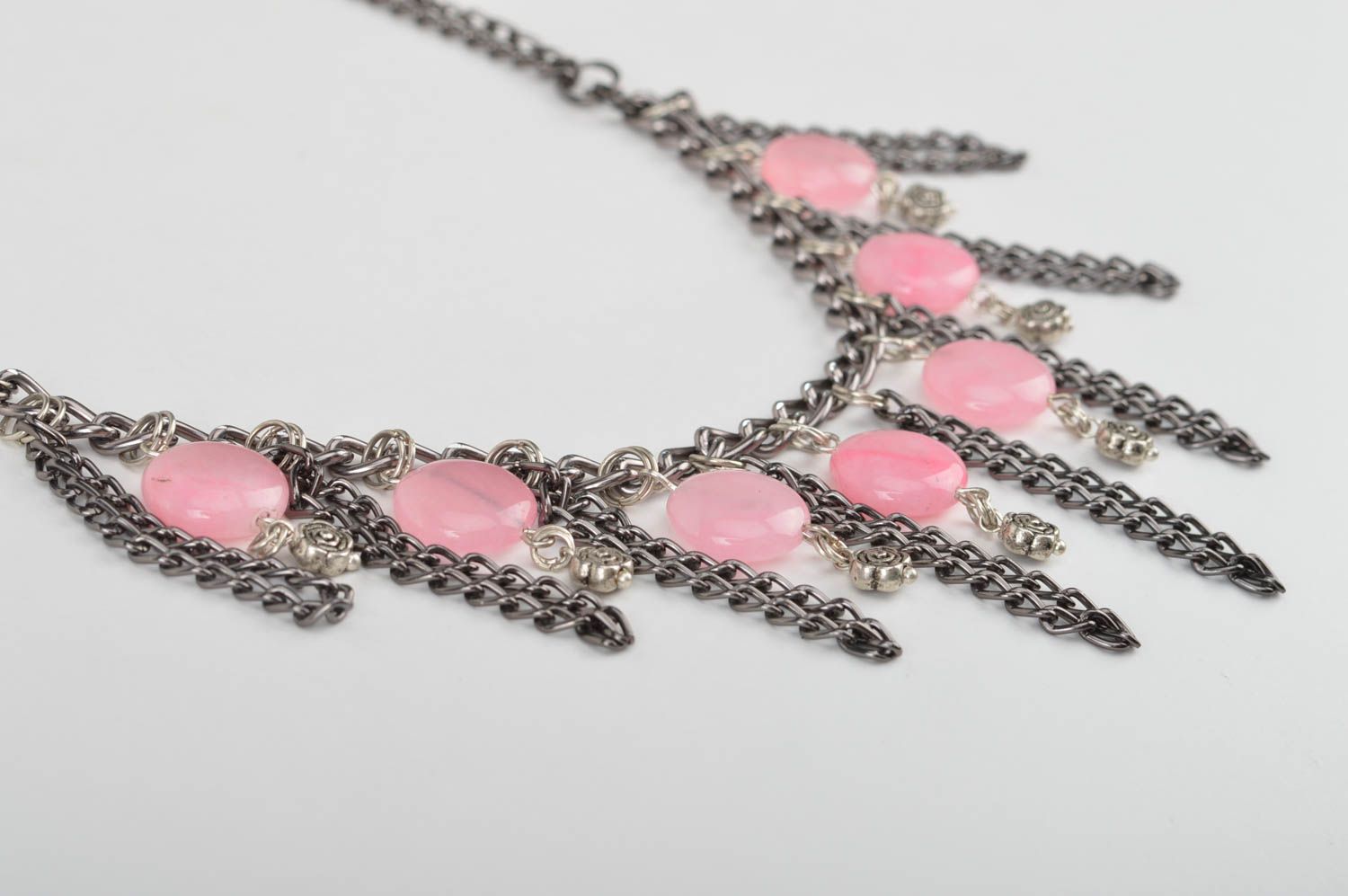 Collier avec chaînettes perles plates roses et breloques fait main pour femme photo 5