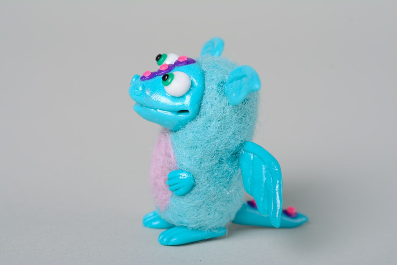 Petit jouet en laine feutrée et pâte polymère fait main original bleu Dragon photo 4