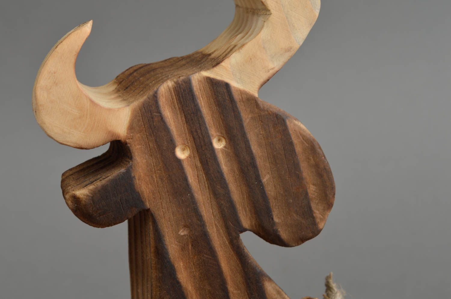 Figurine vache en bois naturel faite main décoration originale de créateur photo 5