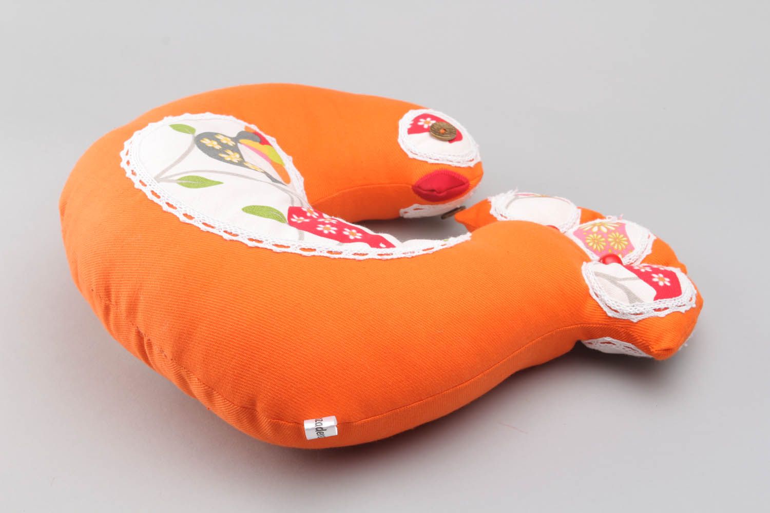 Brinquedo travesseiro feito à mão de tecido decorado com bordados Rola foto 4