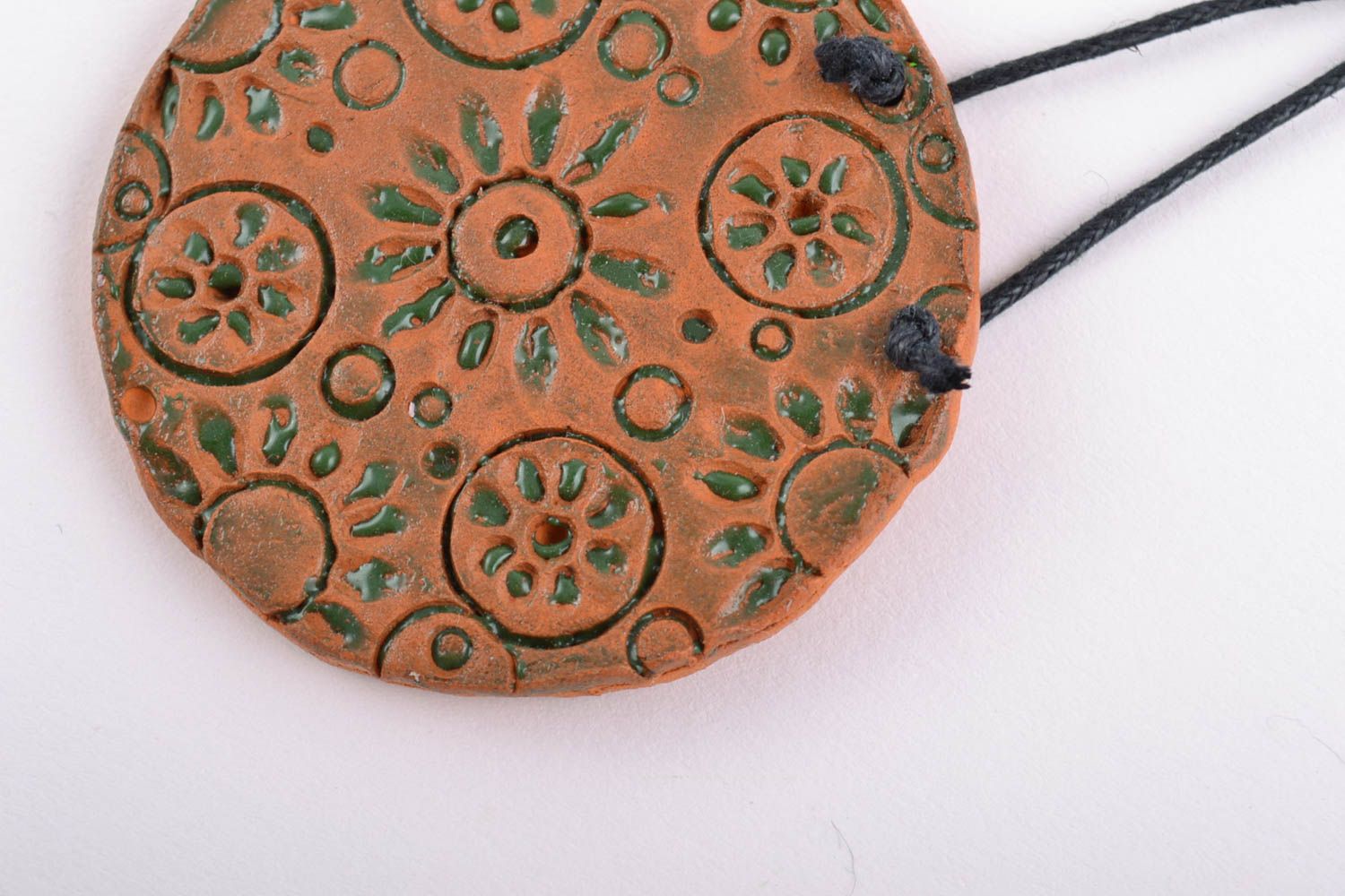 Petit pendentif en céramique rond brun à motifs sur cordelette fait main photo 4
