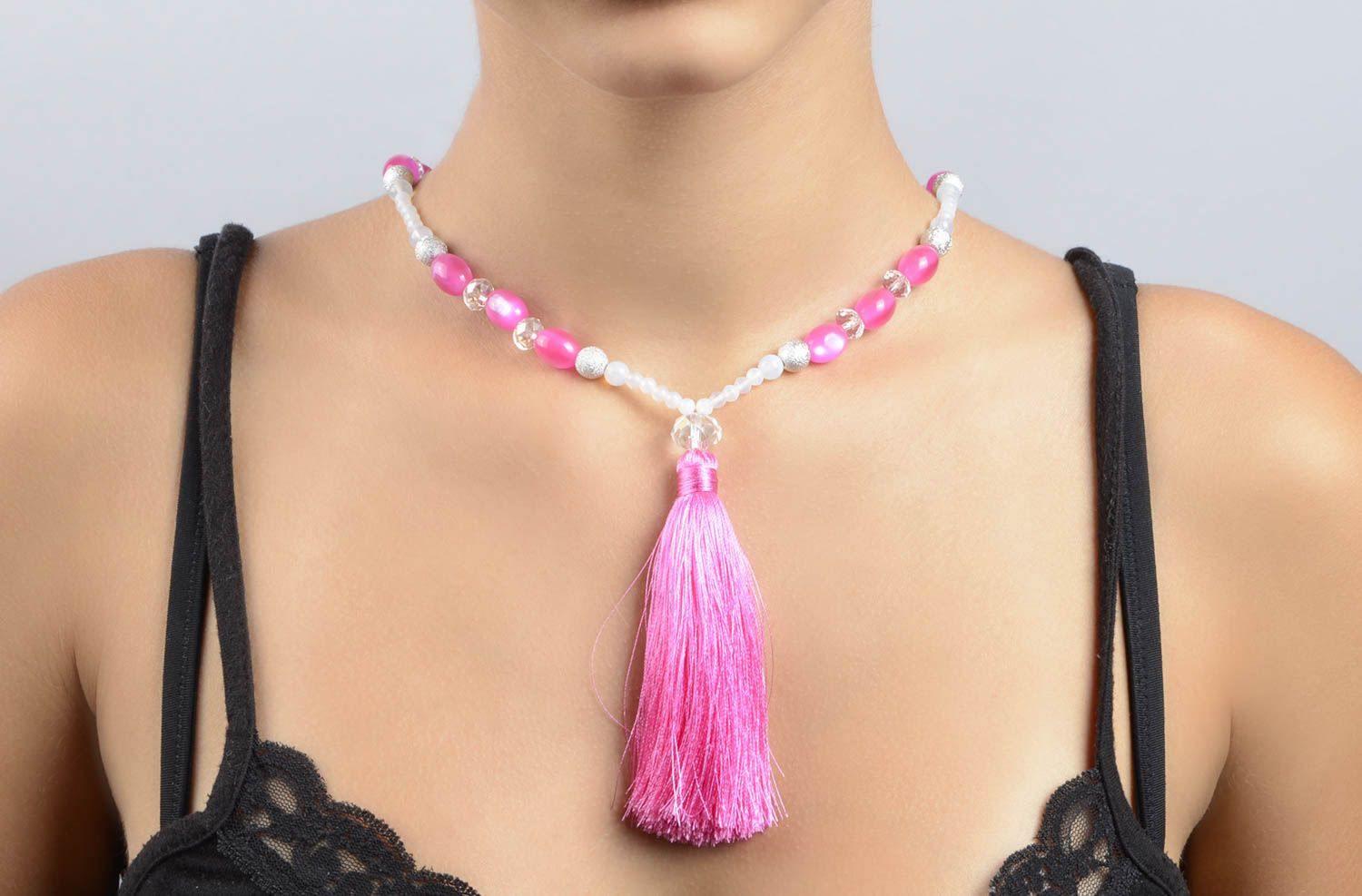 Collier rose Bijou fait main en perles fantaisie avec gland Cadeau femme photo 5