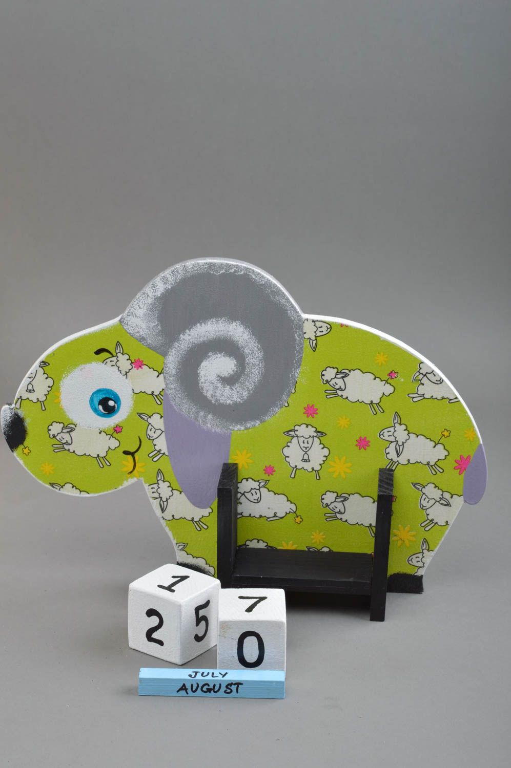 Calendrier perpétuel avec cubes en bois fait main pour enfant mouton vert photo 3