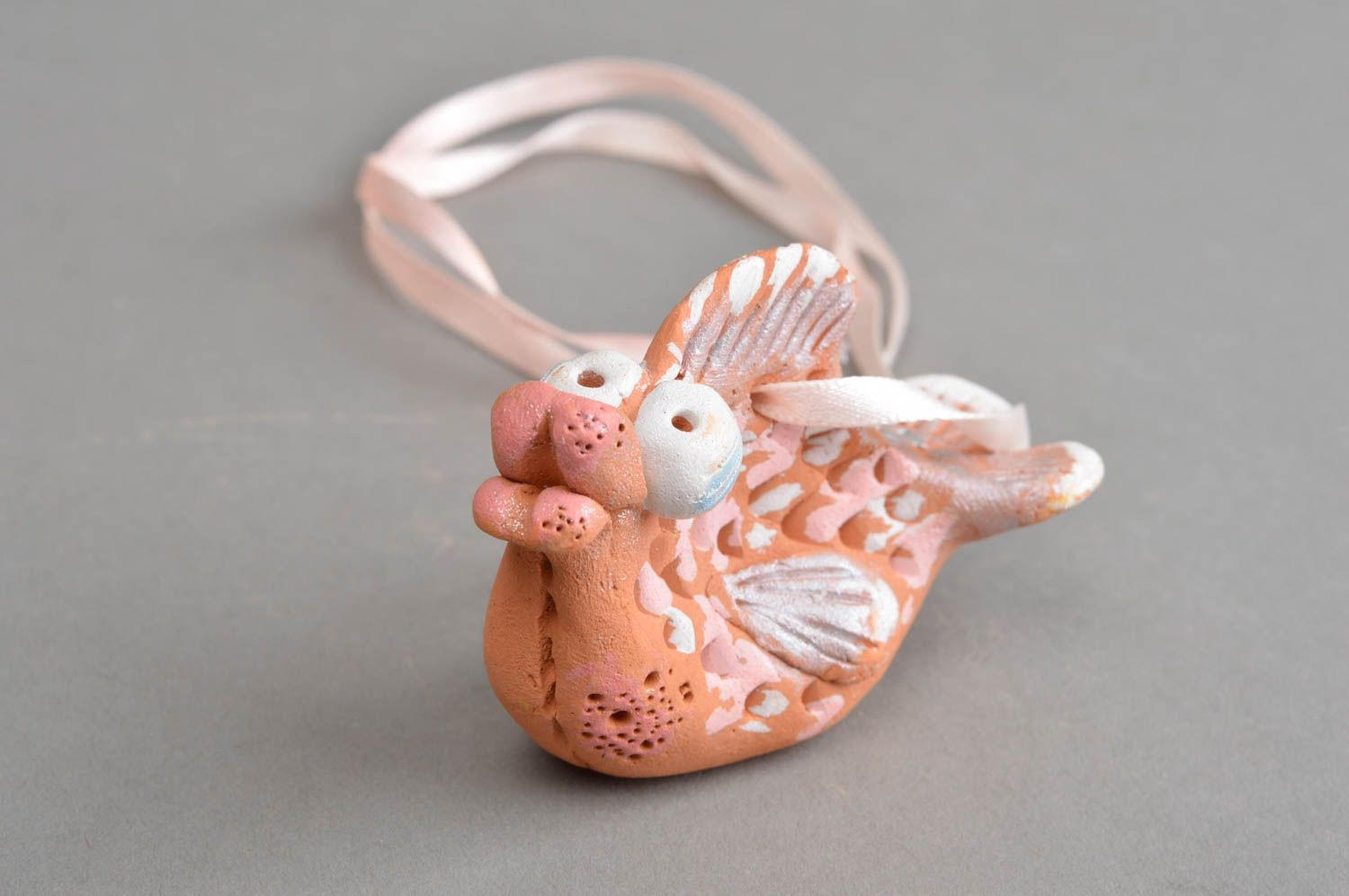 Смешной керамический сувенир ручной работы рыбка на ленточке розового цвета фото 2