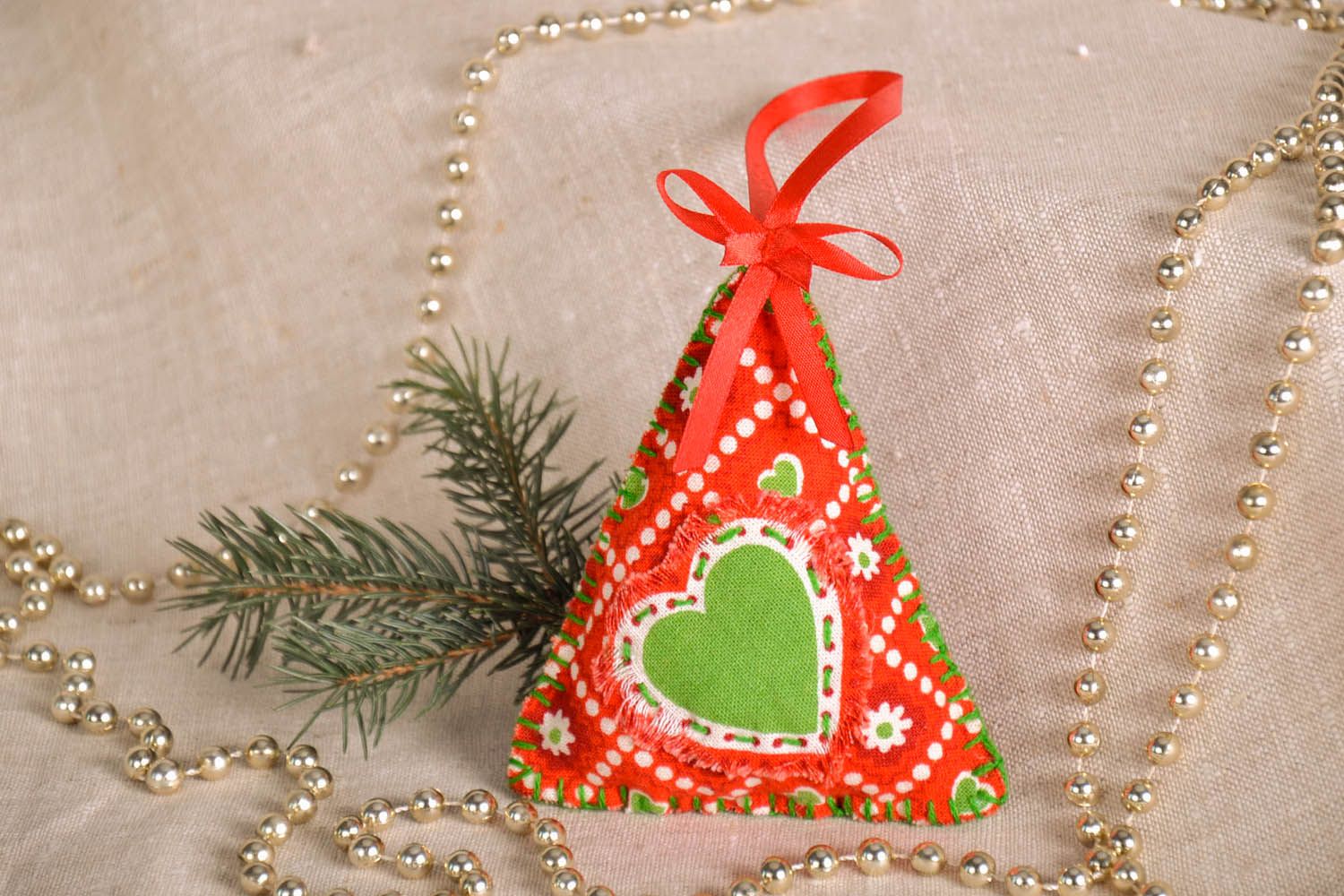 Brinquedo da árvore de Natal costurado de fleece feito em tons vermelhos e verdes foto 1