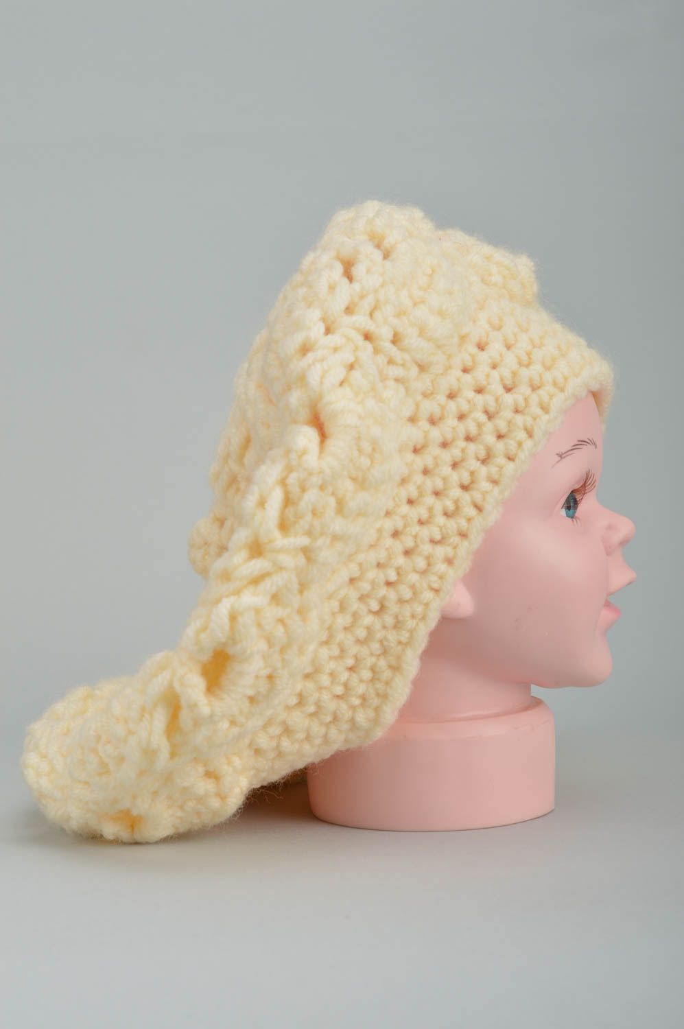 Schöne stilvolle gehäkelte Baskenmütze beige aus Wolle für Damen Handarbeit foto 4