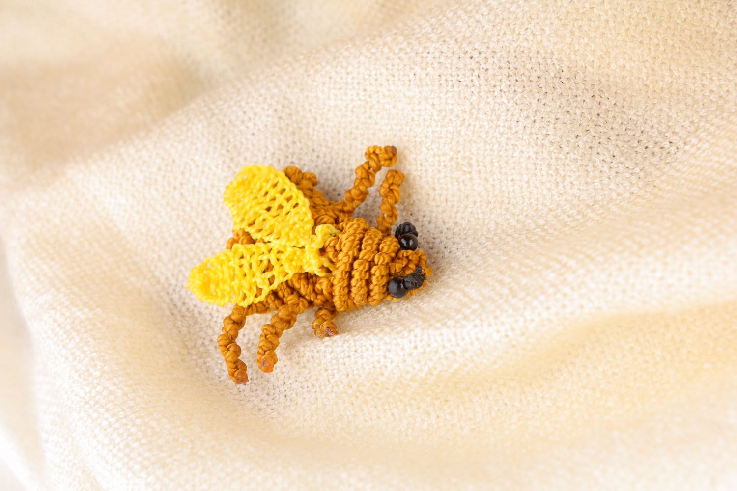 Broche trançado em técnica macramê feito à mão em forma de abelha foto 1