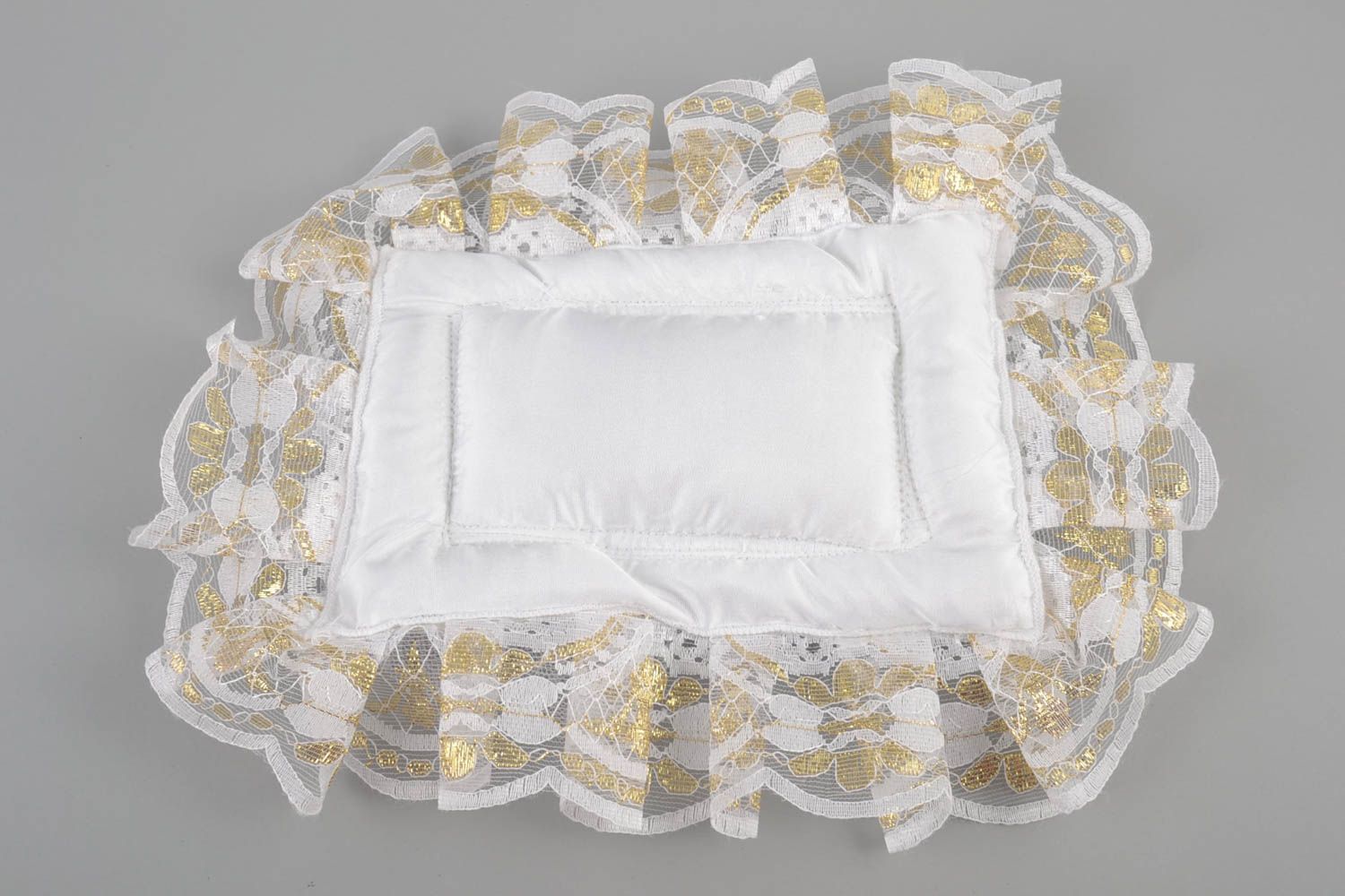 Свадебная подушечка для колец мягкая прямоугольная белая ручной работы красивая фото 3