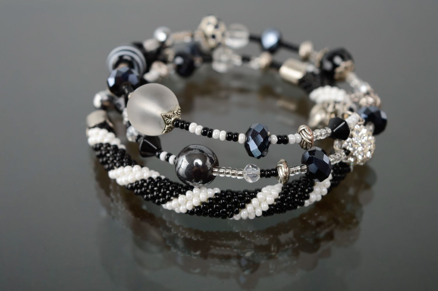 Bracelet en perles de rocaille et perles fantaisie blanc-noir photo 1