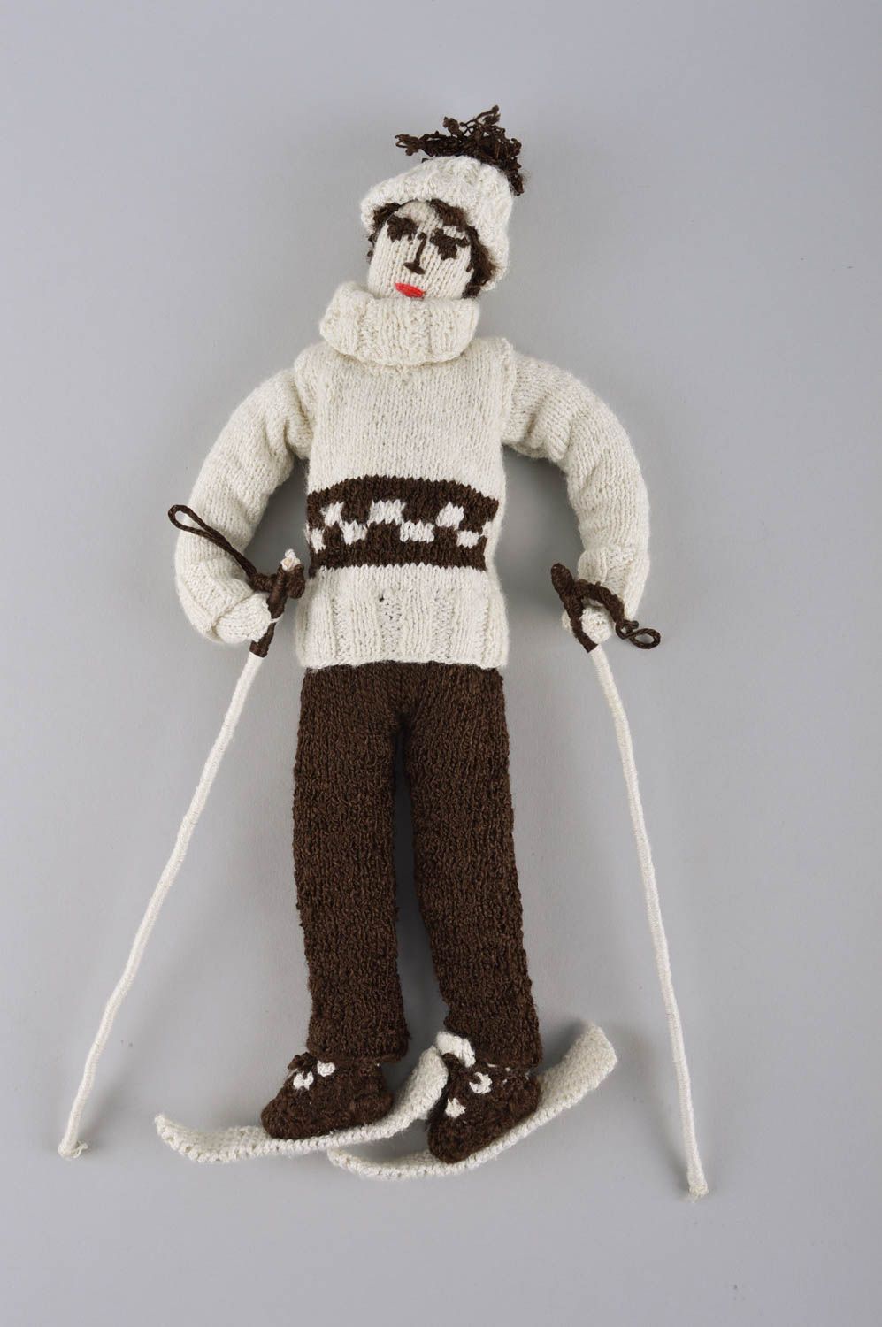 Peluche tricotée au crochet Jouet fait main Skieur en pull Cadeau enfant photo 2