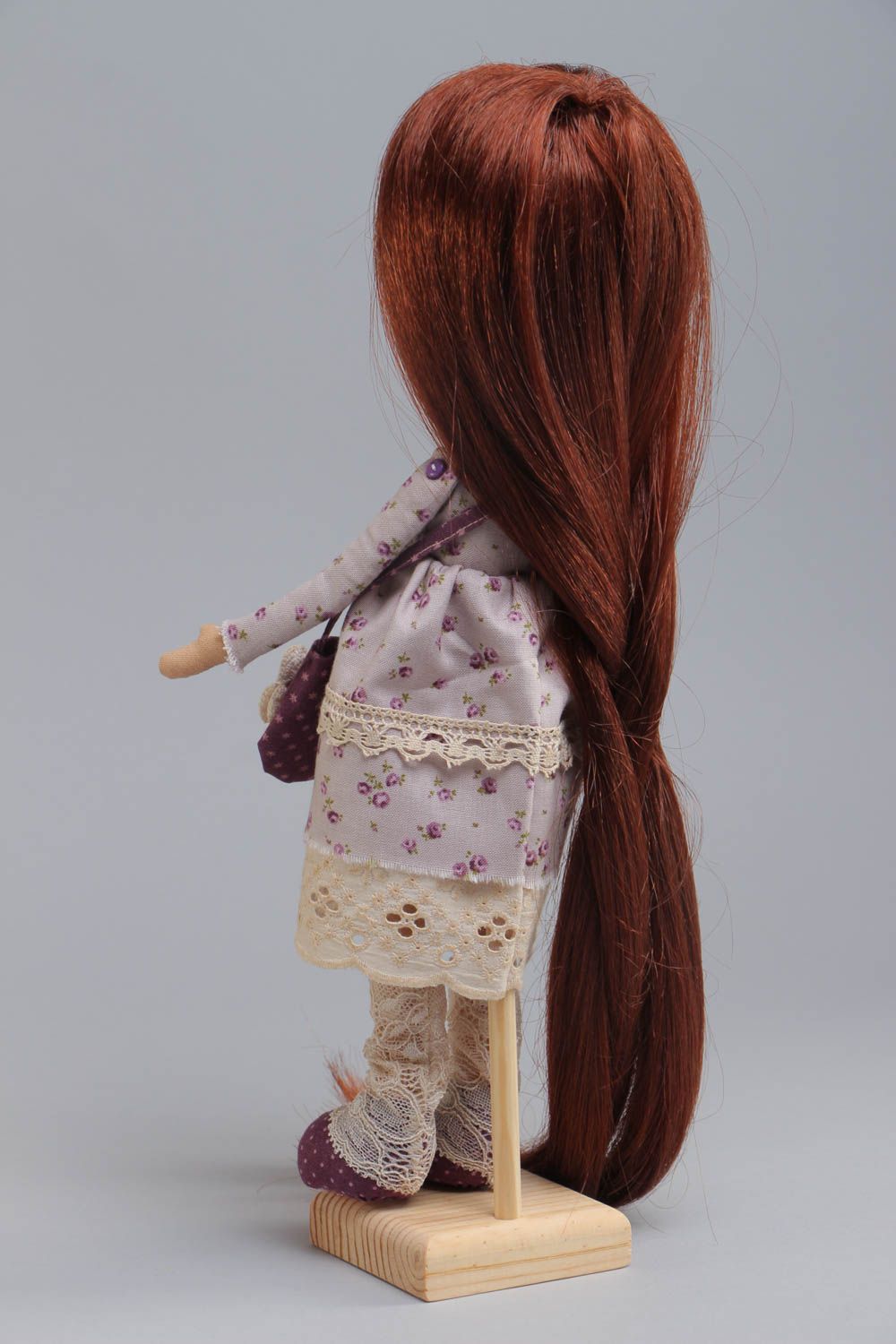 Poupée décorative en tissu de coton aux longs cheveux avec support faite main photo 4