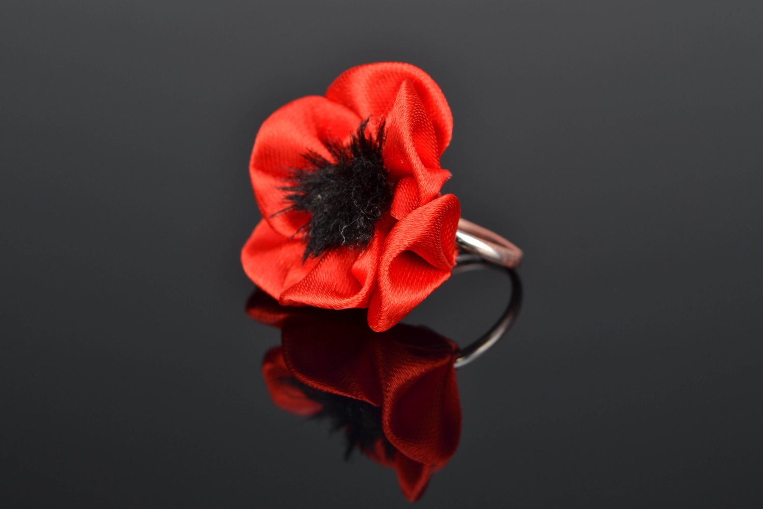 Металлическое кольцо с цветком из ткани Мак фото 1