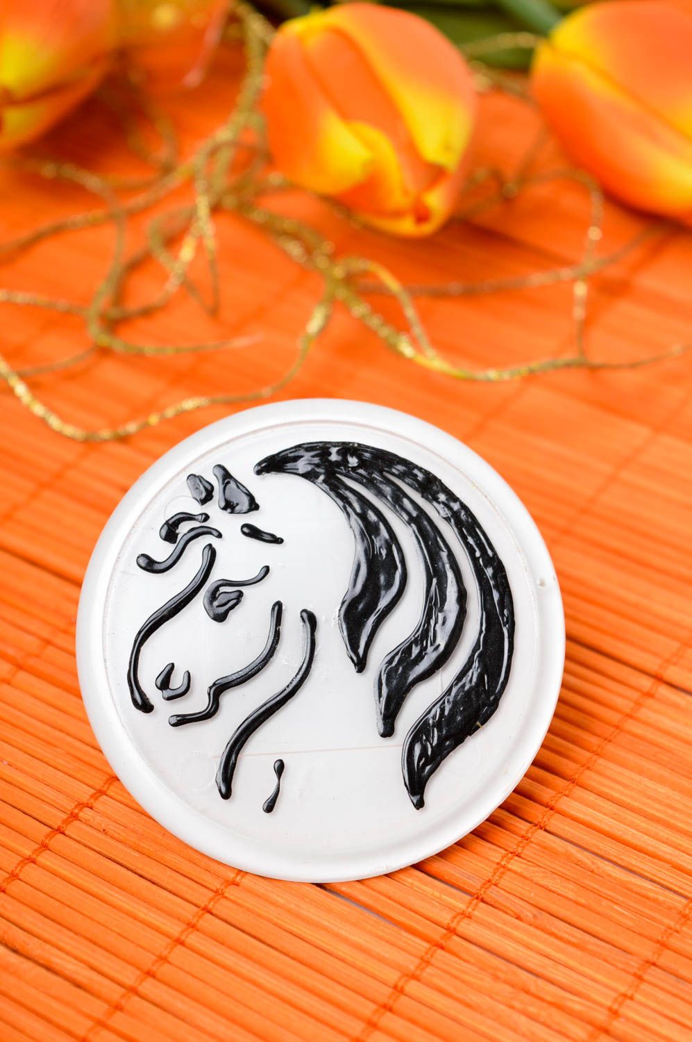 Imán decorativo artesanal elemento decorativo regalo original cabalo blanco foto 1